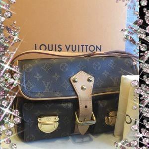SOLD📍AUTHENTIC LOUIS VUITTON HUDSON PM HANDBAG.🌸